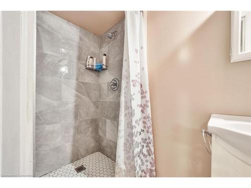 62 East 33Rd Street, Hamilton, ON - Indoor Photo Showing Bathroom