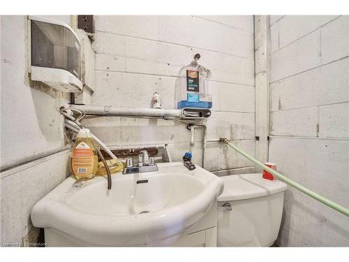 62 East 33Rd Street, Hamilton, ON - Indoor Photo Showing Bathroom