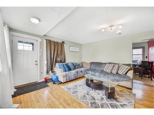 62 East 33Rd Street, Hamilton, ON - Indoor Photo Showing Living Room