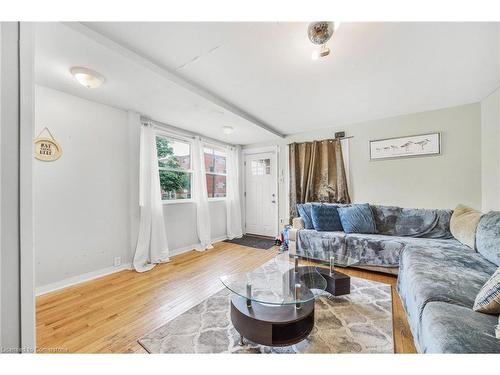 62 East 33Rd Street, Hamilton, ON - Indoor Photo Showing Living Room