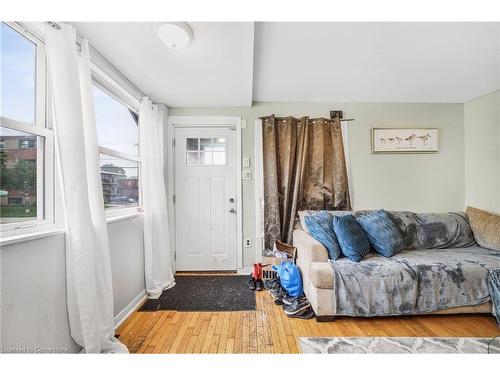 62 East 33Rd Street, Hamilton, ON - Indoor Photo Showing Living Room