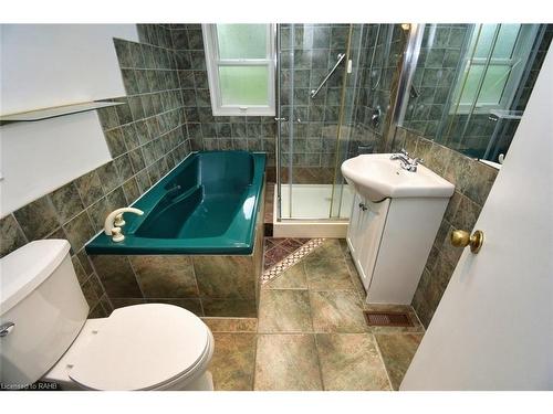 43 Hillsdale Court, Dundas, ON - Indoor Photo Showing Bathroom