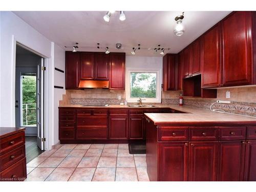 43 Hillsdale Court, Dundas, ON - Indoor Photo Showing Kitchen With Double Sink