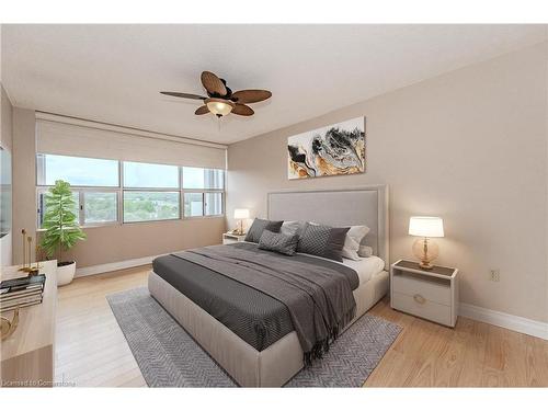 1008-2055 Upper Middle Road, Burlington, ON - Indoor Photo Showing Bedroom