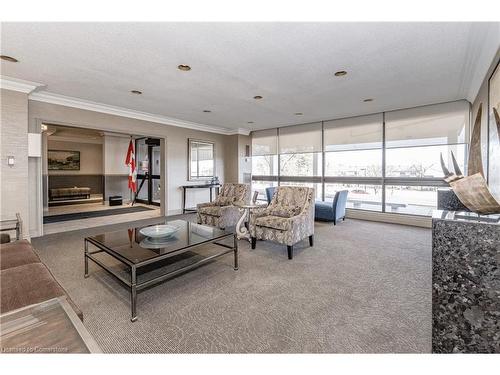 1008-2055 Upper Middle Road, Burlington, ON - Indoor Photo Showing Living Room