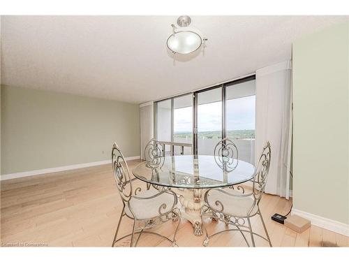 1008-2055 Upper Middle Road, Burlington, ON - Indoor Photo Showing Dining Room