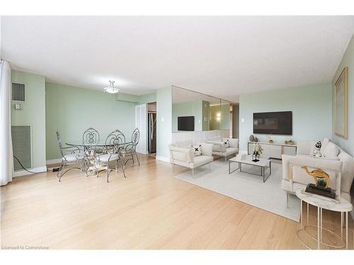 1008-2055 Upper Middle Road, Burlington, ON - Indoor Photo Showing Living Room