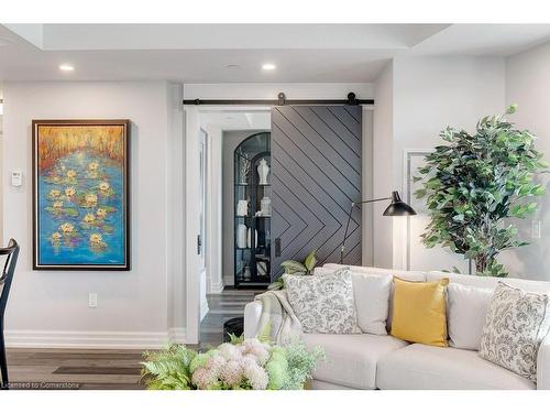 1201-2060 Lakeshore Road, Burlington, ON - Indoor Photo Showing Living Room