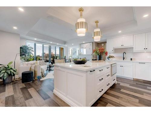 1201-2060 Lakeshore Road, Burlington, ON - Indoor Photo Showing Kitchen