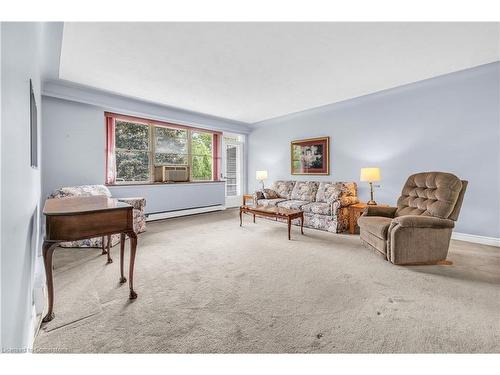 306-1377 Lakeshore Road, Burlington, ON - Indoor Photo Showing Living Room