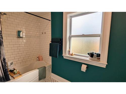 428 King William Street, Hamilton, ON - Indoor Photo Showing Bathroom