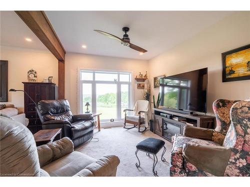 5565 Guelph Line, Burlington, ON - Indoor Photo Showing Living Room