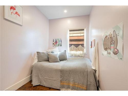 5565 Guelph Line, Burlington, ON - Indoor Photo Showing Bedroom