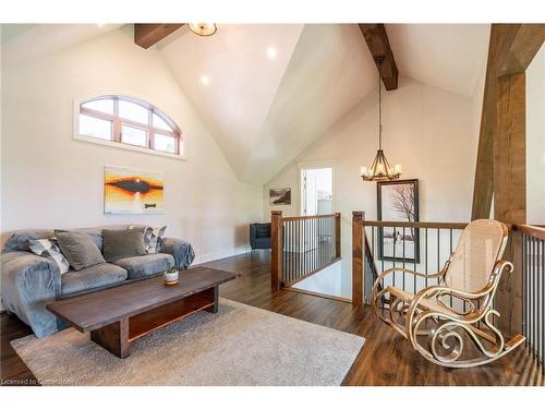 5565 Guelph Line, Burlington, ON - Indoor Photo Showing Living Room