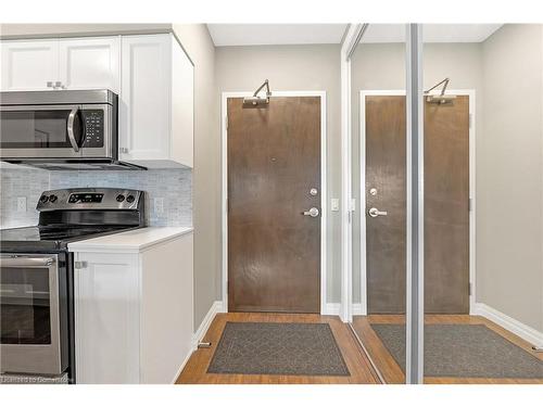 1006-112 King Street E, Hamilton, ON - Indoor Photo Showing Kitchen