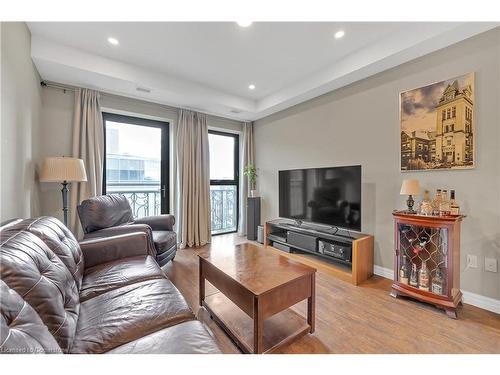 1006-112 King Street E, Hamilton, ON - Indoor Photo Showing Living Room