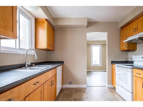 40 Mcdougall Drive, Thorold, ON - Indoor Photo Showing Kitchen With Double Sink