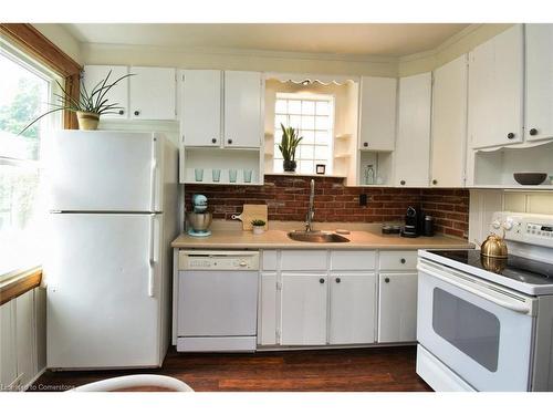 206 Grosvenor Avenue S, Hamilton, ON - Indoor Photo Showing Kitchen