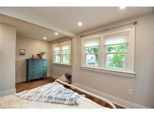 206 Grosvenor Avenue S, Hamilton, ON - Indoor Photo Showing Bedroom