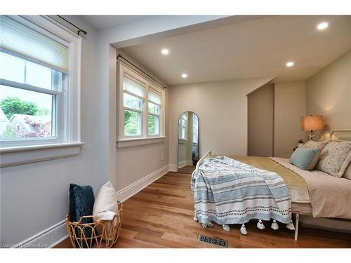 206 Grosvenor Avenue S, Hamilton, ON - Indoor Photo Showing Bedroom