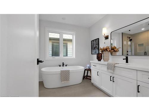 121 Whitefish Crescent, Stoney Creek, ON - Indoor Photo Showing Bathroom