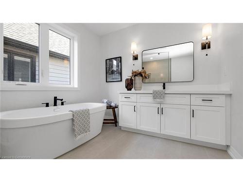 121 Whitefish Crescent, Stoney Creek, ON - Indoor Photo Showing Bathroom