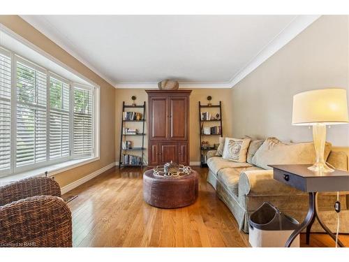 501 Upper Paradise Road, Hamilton, ON - Indoor Photo Showing Living Room