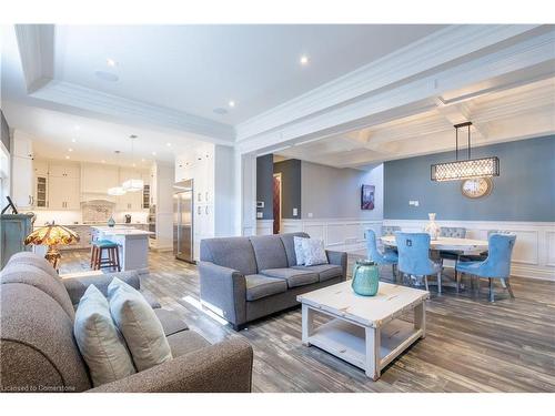 36 Kingspoint Circle, Stoney Creek, ON - Indoor Photo Showing Living Room