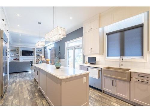 36 Kingspoint Circle, Stoney Creek, ON - Indoor Photo Showing Kitchen With Upgraded Kitchen