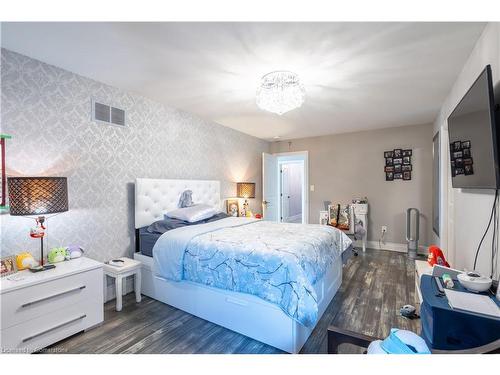 36 Kingspoint Circle, Stoney Creek, ON - Indoor Photo Showing Bedroom