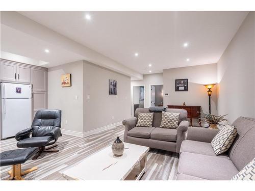 36 Kingspoint Circle, Stoney Creek, ON - Indoor Photo Showing Living Room