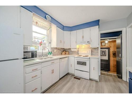 925 Highway 6 N, Flamborough, ON - Indoor Photo Showing Kitchen