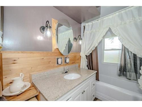 925 Highway 6 N, Flamborough, ON - Indoor Photo Showing Bathroom