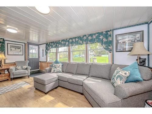 925 Highway 6 N, Flamborough, ON - Indoor Photo Showing Living Room