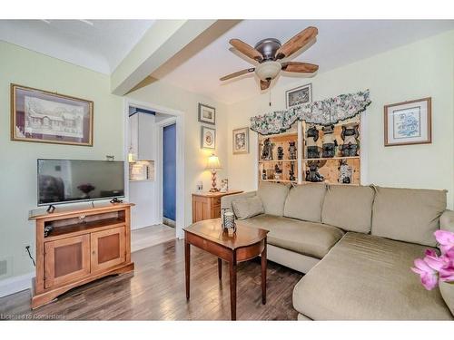 925 Highway 6 N, Flamborough, ON - Indoor Photo Showing Living Room