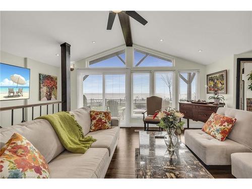 817 Lakeshore Road, Selkirk, ON - Indoor Photo Showing Living Room