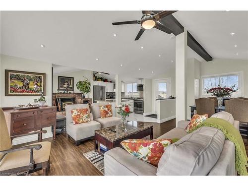 817 Lakeshore Road, Selkirk, ON - Indoor Photo Showing Living Room