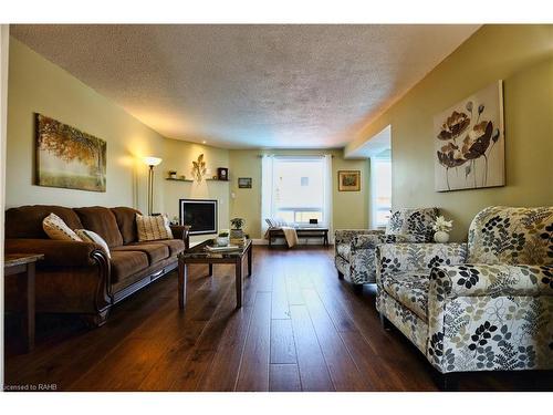 5075 Friesen Boulevard, Lincoln, ON - Indoor Photo Showing Living Room