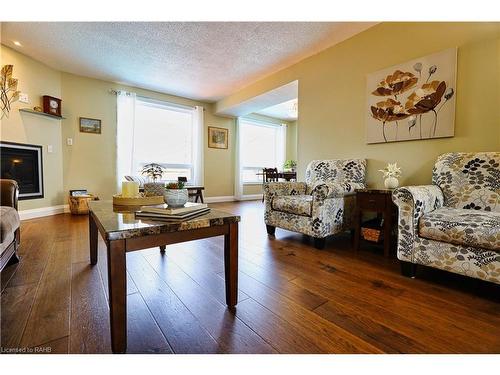 5075 Friesen Boulevard, Lincoln, ON - Indoor Photo Showing Living Room