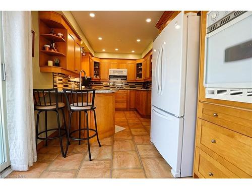 5075 Friesen Boulevard, Lincoln, ON - Indoor Photo Showing Kitchen