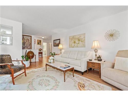 3918 Pleasantview Lane, Lincoln, ON - Indoor Photo Showing Living Room