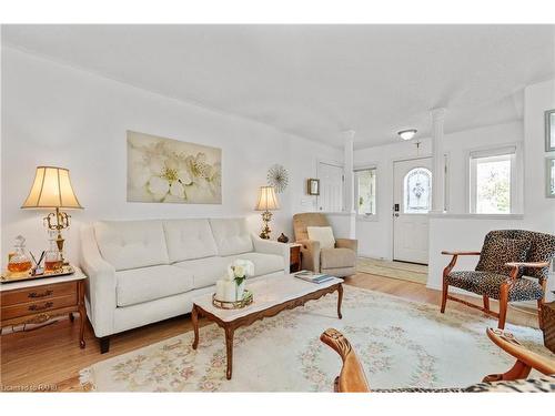 3918 Pleasantview Lane, Lincoln, ON - Indoor Photo Showing Living Room