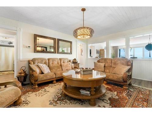 697 Sandy Bay Road, Dunnville, ON - Indoor Photo Showing Living Room