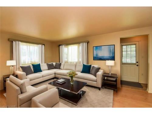 906 Lakeshore Road, Selkirk, ON - Indoor Photo Showing Living Room