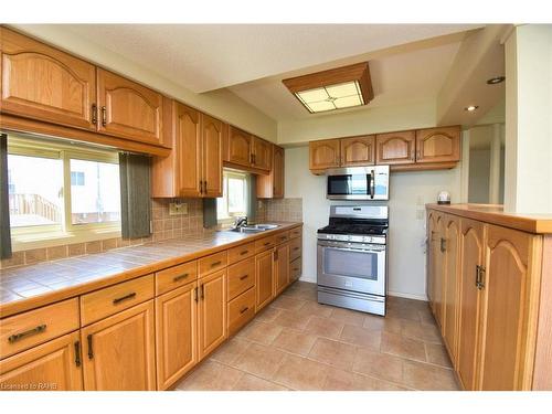 906 Lakeshore Road, Selkirk, ON - Indoor Photo Showing Kitchen With Double Sink