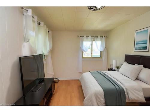 906 Lakeshore Road, Selkirk, ON - Indoor Photo Showing Bedroom