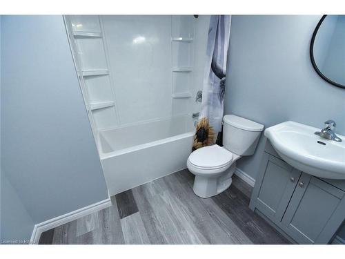 906 Lakeshore Road, Selkirk, ON - Indoor Photo Showing Bathroom