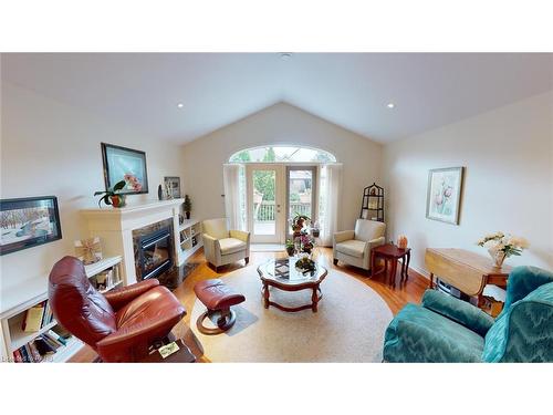 5-603 Welland Avenue, St. Catharines, ON - Indoor Photo Showing Living Room With Fireplace