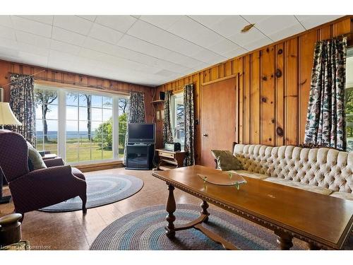 40 Erie Heights Line, Dunnville, ON - Indoor Photo Showing Living Room