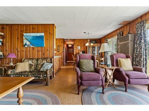 40 Erie Heights Line, Dunnville, ON - Indoor Photo Showing Living Room